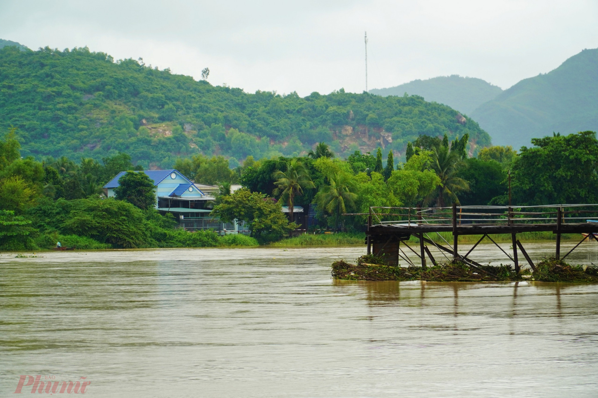 Cầu gỗ Phú Kiểng ở TP Nha Trang bị trôi 1 đoạn khoảng 40m