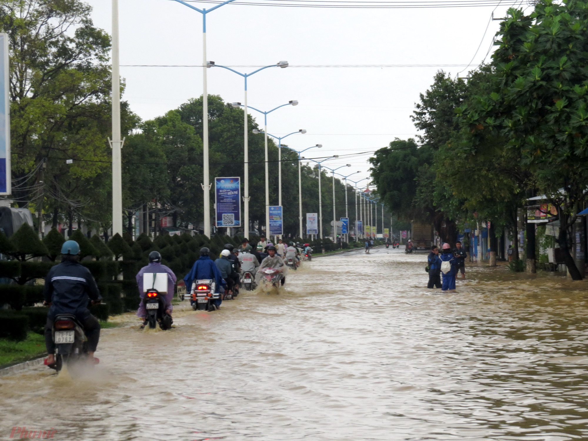 Tuy nhiên, trên đường 23/10 vẫn còn đoạn ngập cục bộ khiến việc đi lại gặp nhiều khó khăn