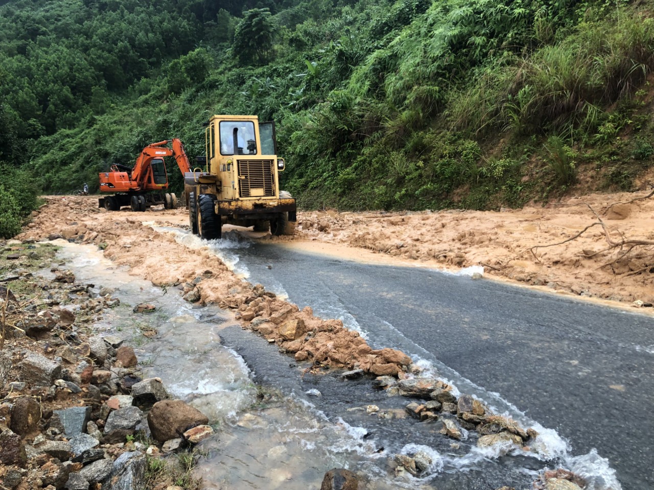 Dù chính quyền địa phương đã cố gắng để thông tuyến, tiếp cận nơi bị cô lập, tuy nhiên vẫn chưa thể hoàn thành