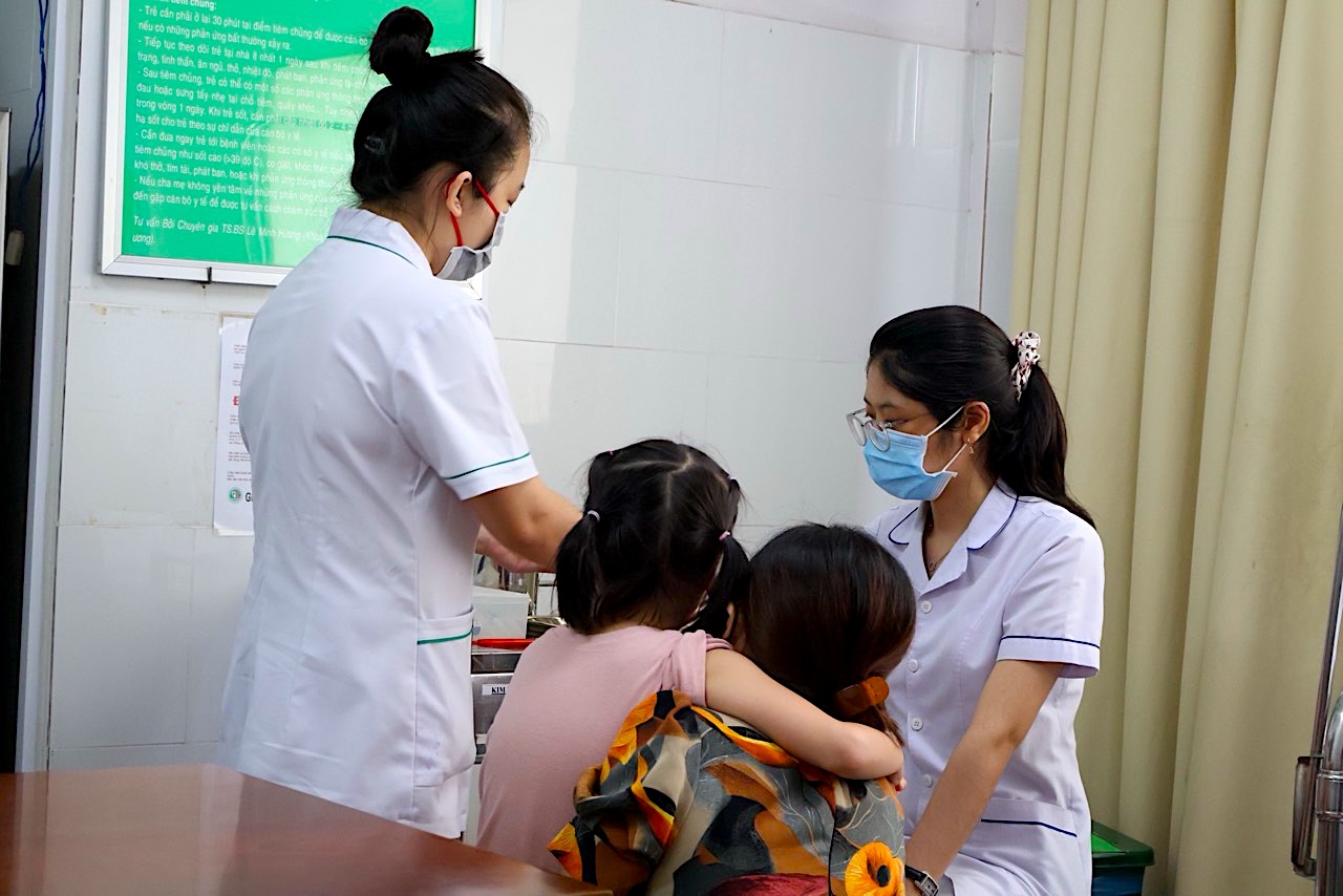 Phụ huynh đưa con đi tiêm vaccine uốn ván tại cơ sở tiêm chủng trên địa bàn TPHCM