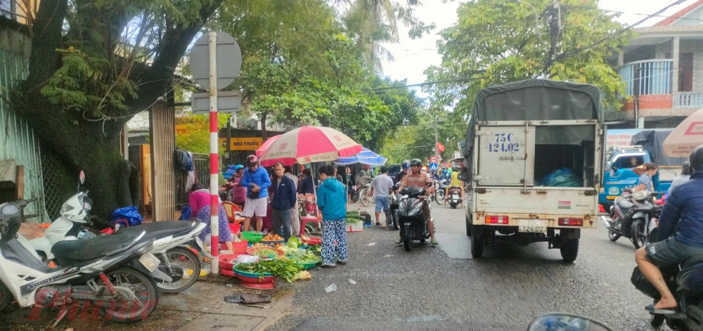 Cụ thể như rau mồng tơi, rau lang, rau dền 10.000 đồng/bó nhỏ (so với giá bình thường 6.000-7.000 đồng/bó), bó lớn 20.000 đồng/bó (so với bình thường 12.0000 15.000 đồng/bó). Riêng cải xanh gieo (cải cay) và rau muống giá tăng mạnh. Cải xanh có giá 12.000-15.000 đồng/bó nhỏ; rau muống 15.000 đồng/bó nhỏ, (tăng gấp đôi so với ngày thường)... Các hàng rau củ quả khô có giá cả ổn định hơn