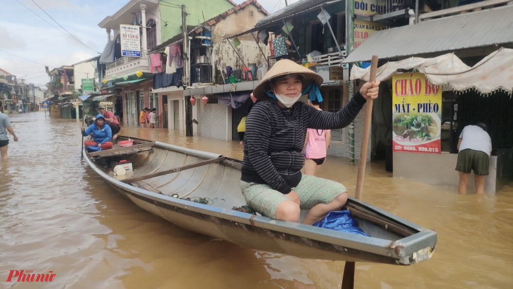 Đế mua lương thực ngày lũ bà con phải đi đò đến các chợ tạm được đặt ở phía cầu Bao Vinh