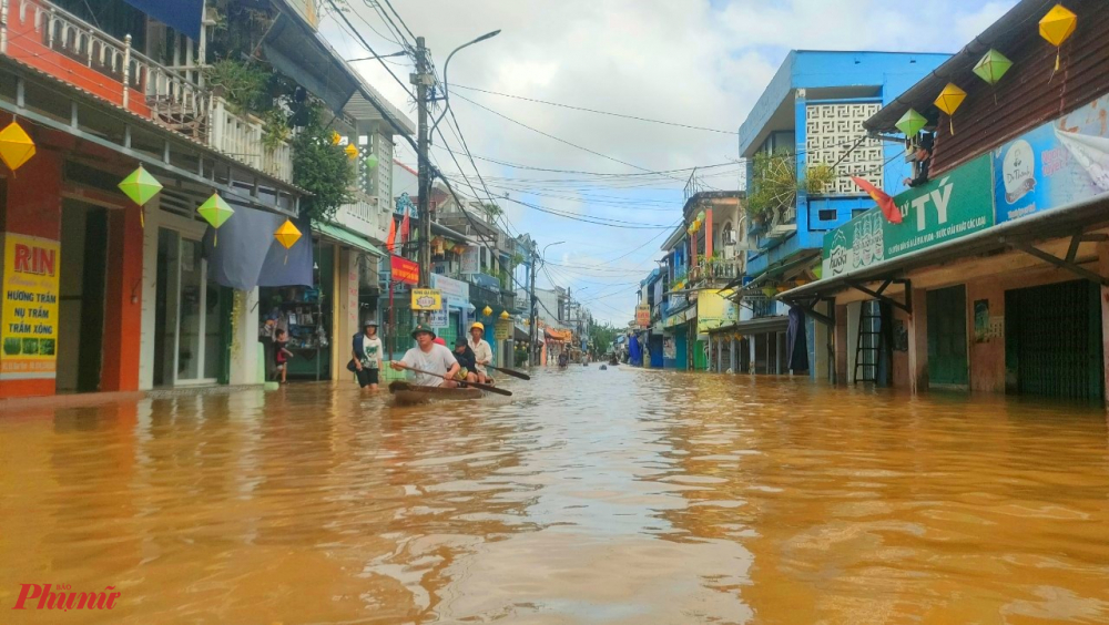 Đến sáng nay lượng mưa đã có giảm ở Thừa Thiên Huế nên có phần thuận tiện hơn cho bà con 