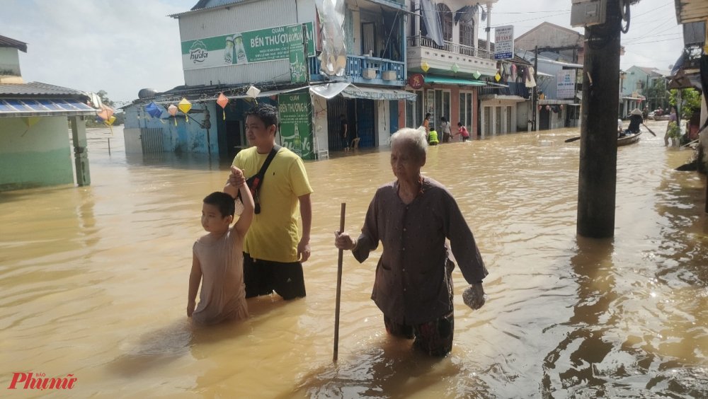 Người dân phố cổ Bao Vinh di chuyển đến nơi tránh lũ an toàn