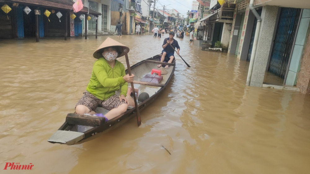 Do du cầu đi lại của người dân trong lũ khá cao nên dịch vụ đua đò chở bà con vùng rốn lũ diễn ra khá nhộn nhịp