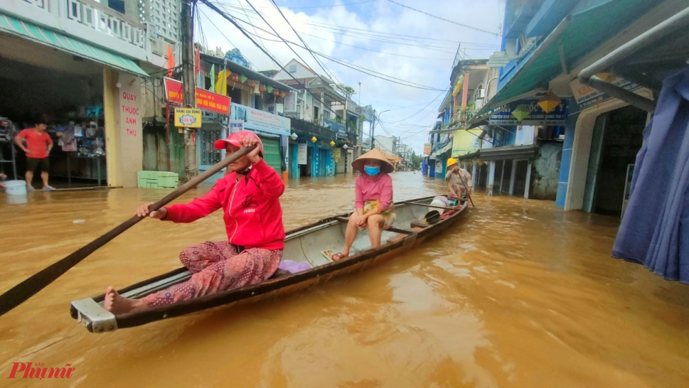 Nằm ở hạ lưu ven sông Hương, khu phố cổ Bao Vinh, xã Hương Vinh, thị xã Hương Trà, Thừa Thiên Huế. Sau 2 ngày mưa lớn liên tục, nươc sông dâng cao, tràn vào khu dân cư.