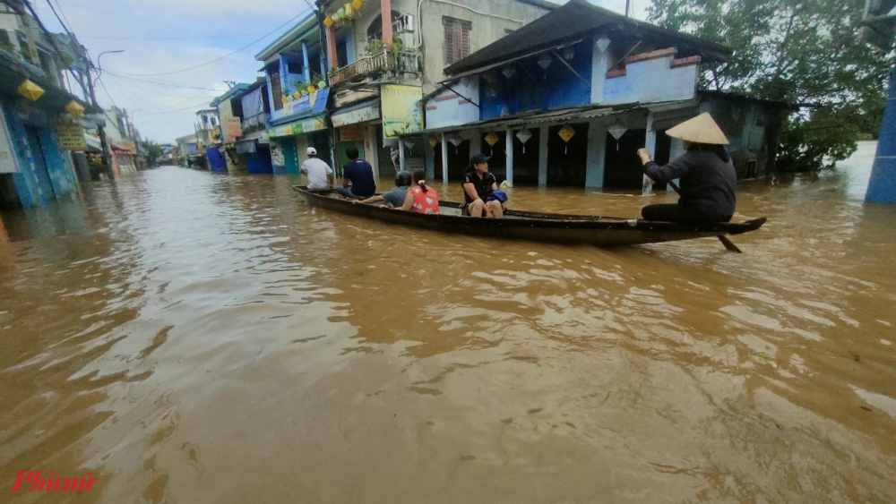 Theo quan sát của phóng viên Báo Phụ nữ TP HCM tại phố cổ Bao Vinh (phường Hương Vinh, TP Huế) nước lũ còn ngập sâu