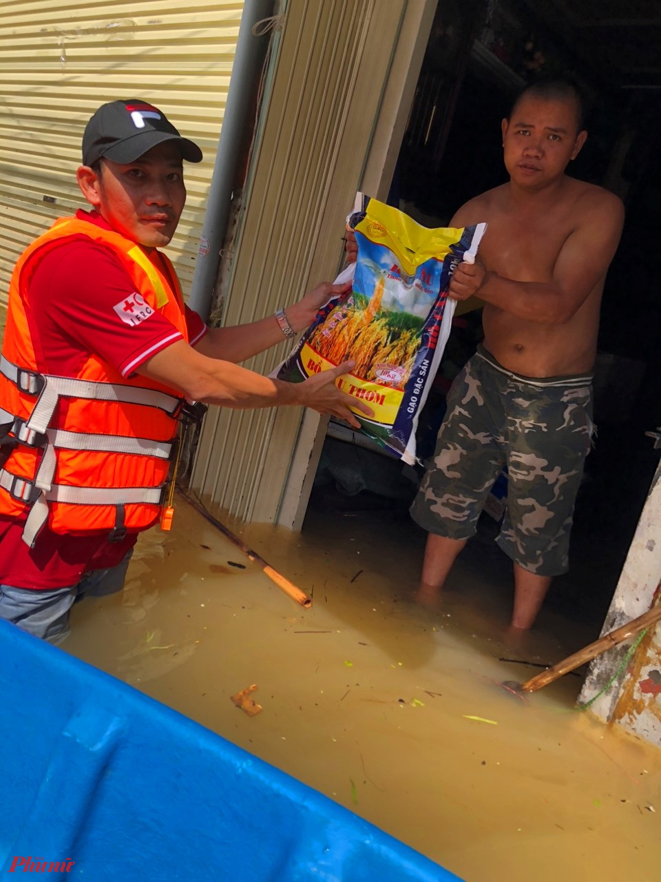 Đo dịa hình phường Thuận Lộc bị ngập lụt cao, nên việc tương tợ giúp đỡ bà con dựa vào lực lượng thanh niên, đoàn viên của phường