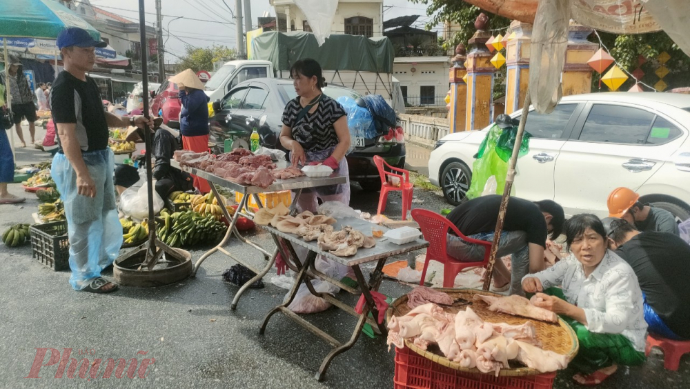 Nhiều khu vực rùng lũ người buôn bán đã tận dụng  khu vực gần cầu, hoặc trên cầu, hay những chỗ đường cao ráo để bày bán hàng hóa