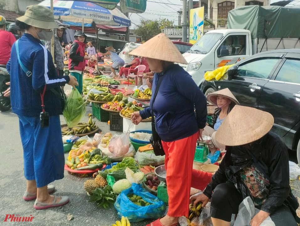 Trong khi theo chị Võ Thị Thanh, người có thâm niên kinh doanh mặt hàng rau, củ, quả cho biết, không chỉ Huế mà giá rau xanh trong 3 ngày qua tại các địa phương lân cận cũng tăng giá theo. Nguyên nhân, hầu hết các vựa rau tại các tỉnh Thừa Thiên - Huế, Quảng Nam, Quảng Ngãi và Bình Định và cả các tỉnh Bắc Trung bộ đều chết thối lũ dài ngày. Mặt khác, đường sá ngập lụt và hư hỏng nặng nên cước vận chuyển cũng tăng.