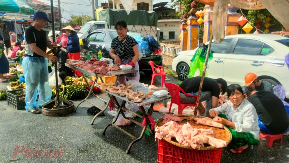 . Tìm hiểu thực tế, chúng tôi được biết, nguồn rau xanh ở nhiều chợ truyền thống trên địa bàn TP Đà Nẵng được mua từ các làng rau, các hộ sản xuất rau nhỏ lẻ tại thành phố. Vì vậy, khi mưa lớn gây ngập, giá các loại rau này cũng tăng.