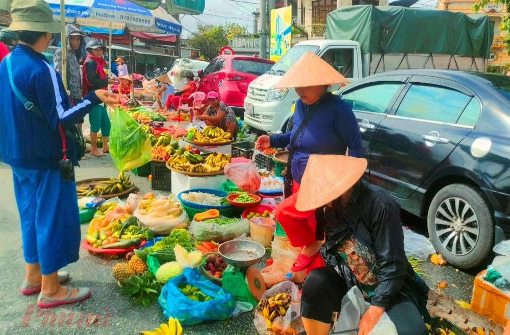 Chị Lê Thị Hương một người dân phố cổ Bao Vinh cho biết, do nước lũ dâng cao bất ngờ trong đêm nên bà con không mau kịp rau, cải, cũng như thịt cá để dự trữ dài ngày. ' Sáng 16/11 mình mới lội ra được chợ cầu Bao Vinh để mua đồ,  Rau xanh ngày lũ đắt quá, Một quả mướp đắng ngày thường  chỉ có 10 nghìn đồng, nay đã tăng giá gấp 3 lần.  Trong khi đó mỗi bó rau muống cuãng có giá 20 nghìn đồng/1 bó nhỏ. Dù giá cao gấp ba đến bốn lần trước ngày lụt nhưng hai ngày nay mưa lũ thèm rau quá nên cũng phải mua chú ơi'.