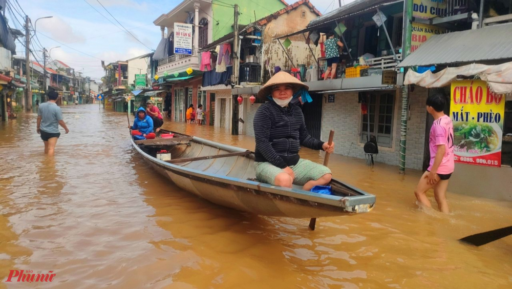 Theo người dân, nước lũ bắt đầu lên từ ngày 15/11, khiến giao thông đi lại vô cùng khó khăn.