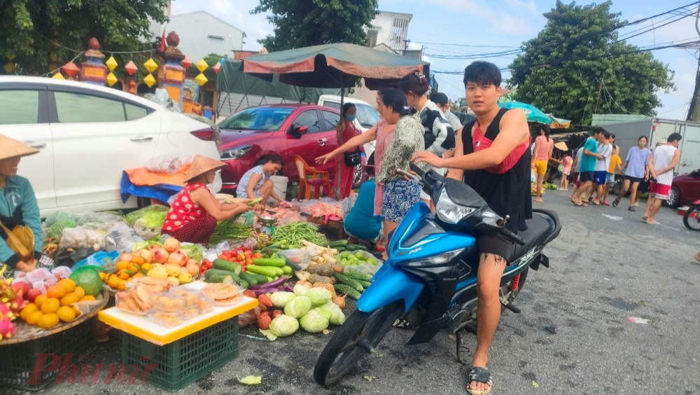 Tại khu vực  gần cầu Bao Vinh đã có 3  'chợ tạm' vừa hình thành để phục vụ nhu cầu mua sắm lương thực, thức ăn của người dân rốn lũ  