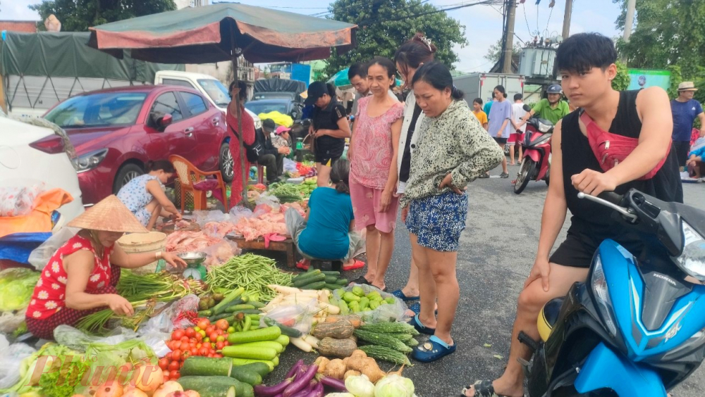 Có mặt tại những phiên chợ tạm nơi vùng rốn lũ Bao Vinh, Vân Dương, Phú Thanh, Hương Phong TP Huế phóng viên nhận thấy hoạt động buôn bán ngày lũ vẫn diễn ra tấp nập 