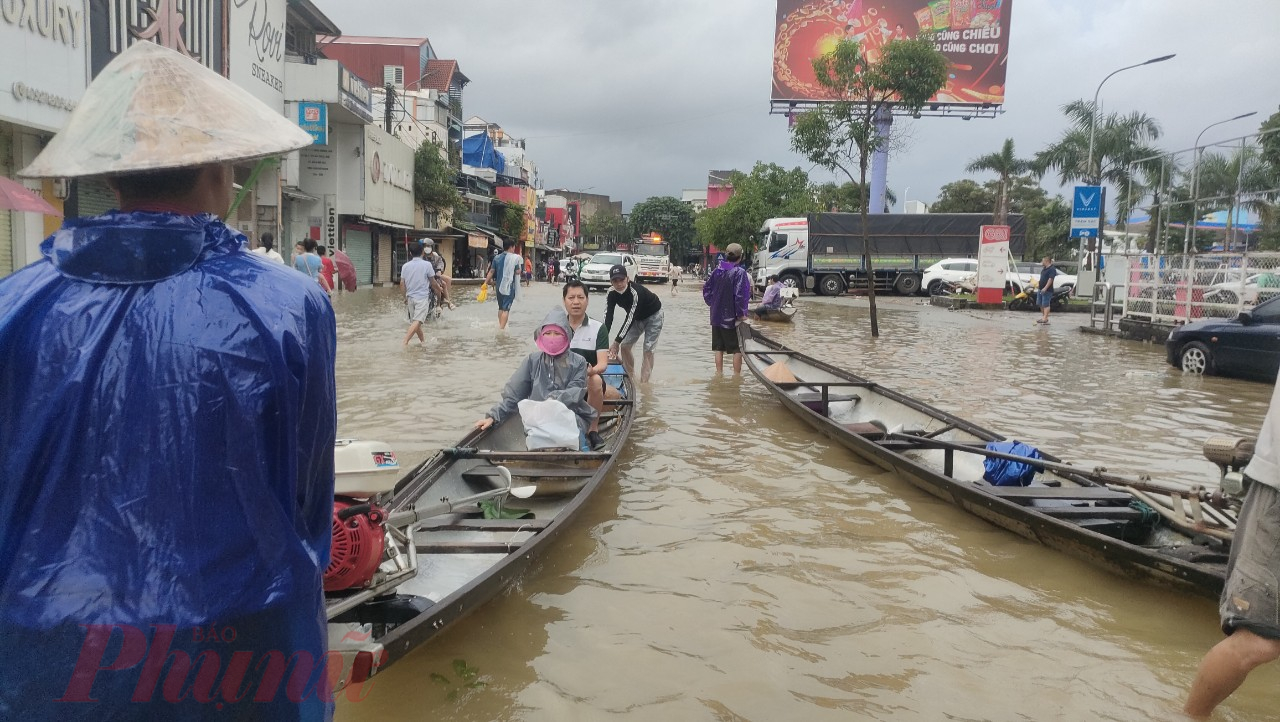 Bà con vùng lũ kiến nghị các cơ quqan chức năng cần kiểm soát chặt chẽ hoạt động này, không để cho các chủ đò thả sức 'làm tiền' người dân vùng lũ 