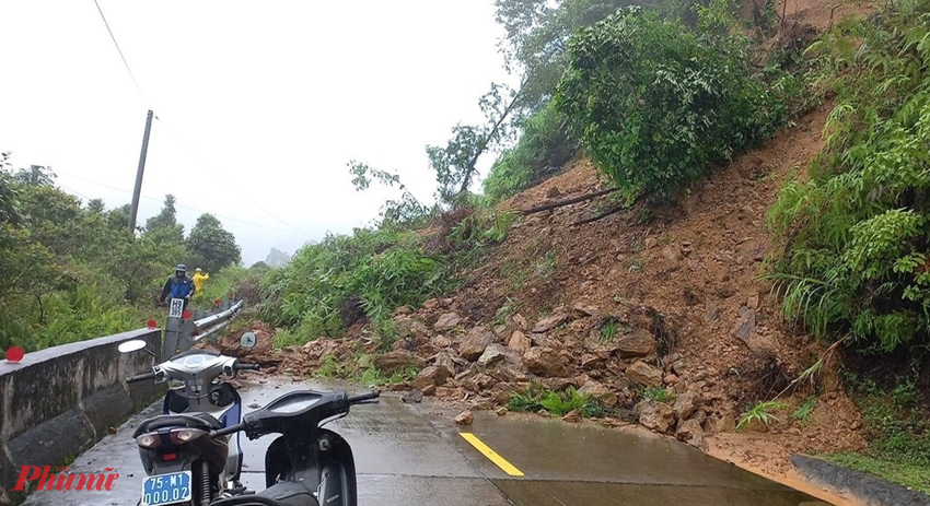 Sạt lở trên đường Hồ Chí Minh qua huyện A Lưới khiến giao thông qua tuyến đường này bị gián đoạn