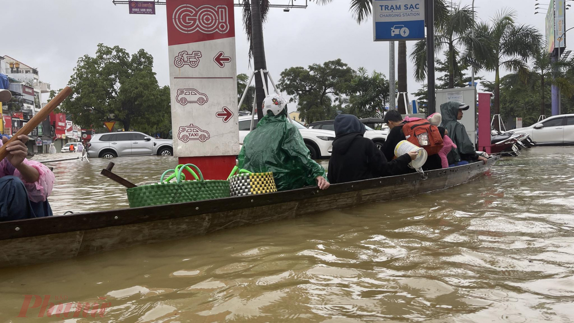 Theo đó giá một đoạn đường đi đò máy từ lhu chung cư Xuân Phú đến ngã sáu đường Hùng Vương- Bà Triệu khoảng cách chỉ hơn 2 Km nhưng người chèo đó lấy giá mỗi vòng đi là 300 nghìn đồng/1 người/lượt