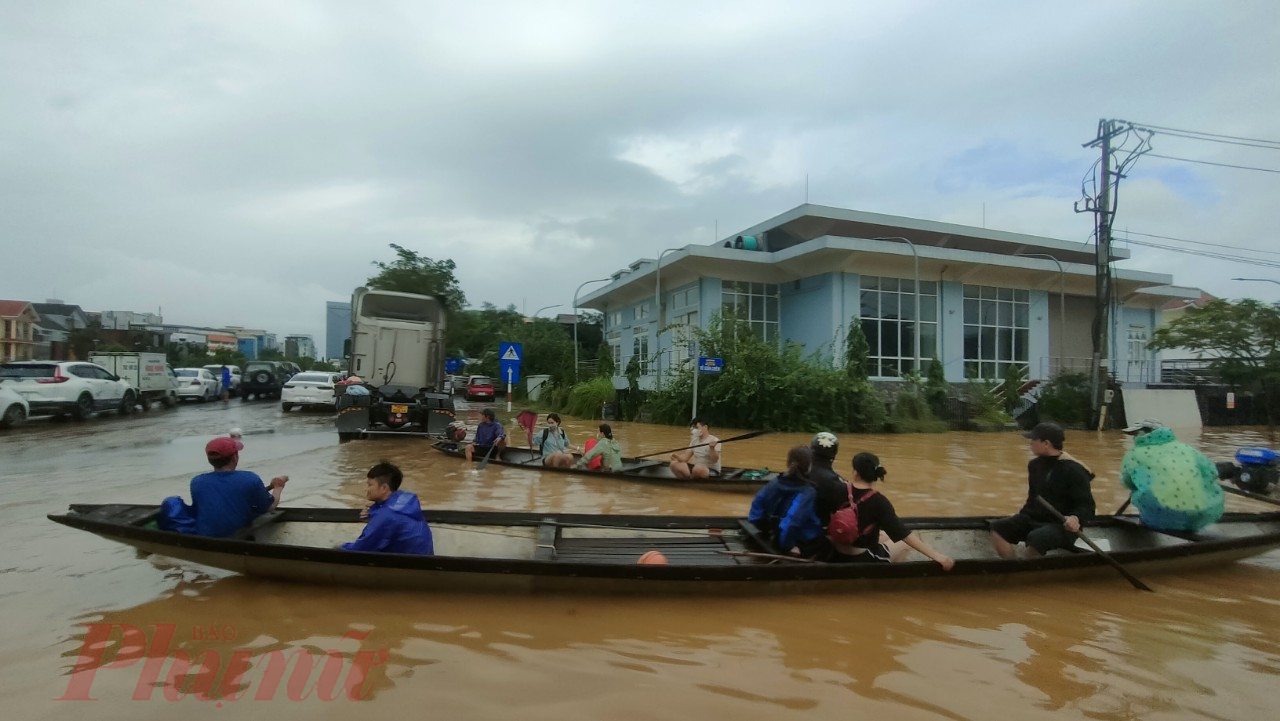 Đặc biệt do mưa lũ nên nhiều người kinh doanh đò ghe tại Khu đô thị mới An Vân Dương 'vô tư' tăng giá 