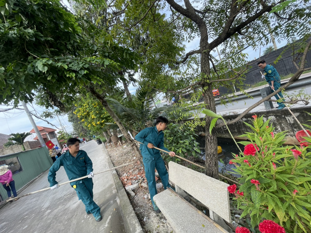 Cùng chung tay dọn rác làm đẹp môi trường sống. 