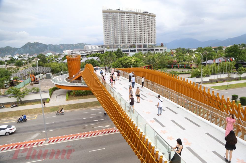 Cầu đi bộ bắc ngang qua đường Nguyễn Tất Thành ở TP Đà Nẵng