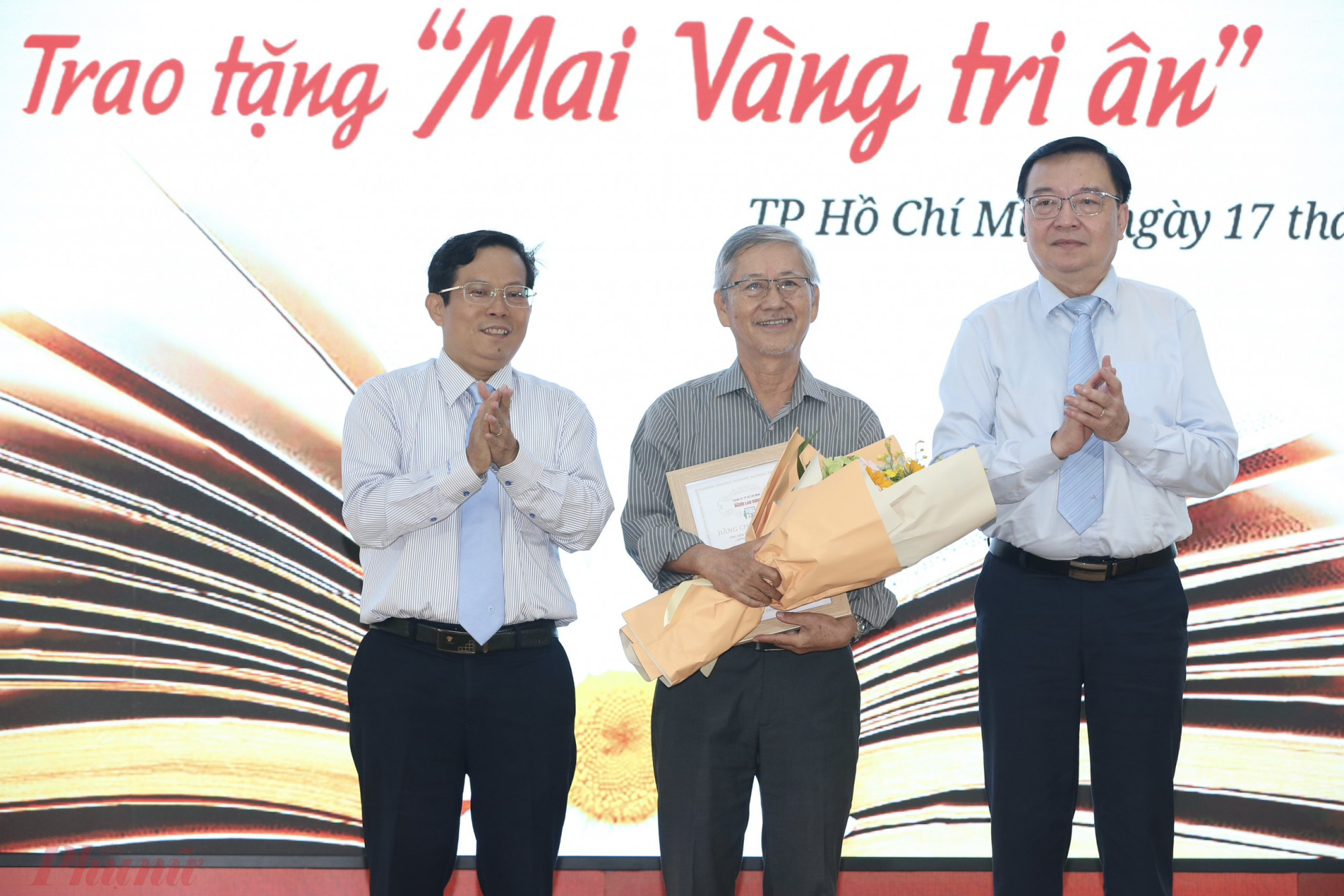 Ảnh 1: Tác giả Quang Ân (giữa) nhận giải thưởng cao nhất của cuộc thi trị giá 30 triệu đồng.
