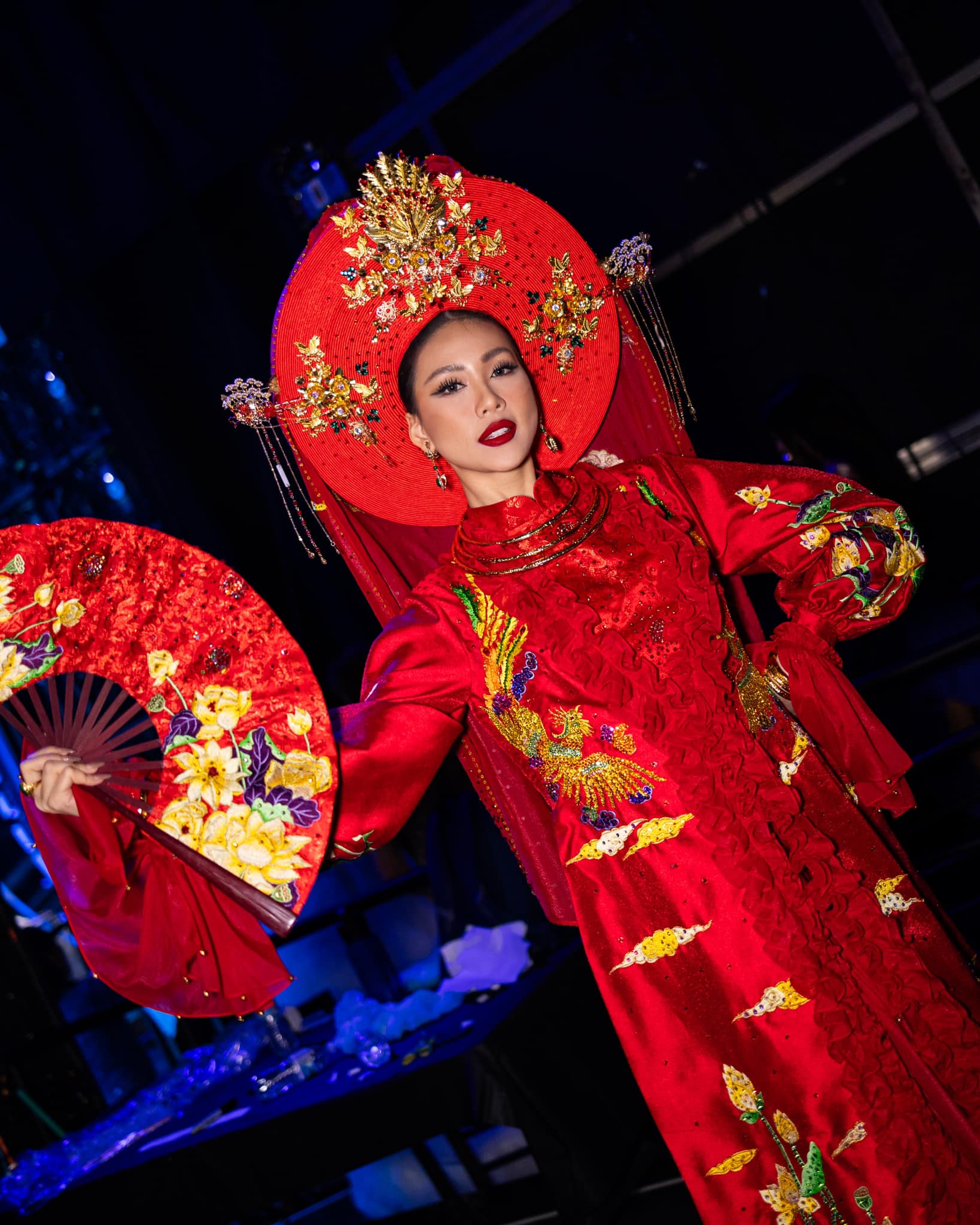 Bùi Quỳnh Hoa trong hậu trường đêm thi trang phục truyền thống