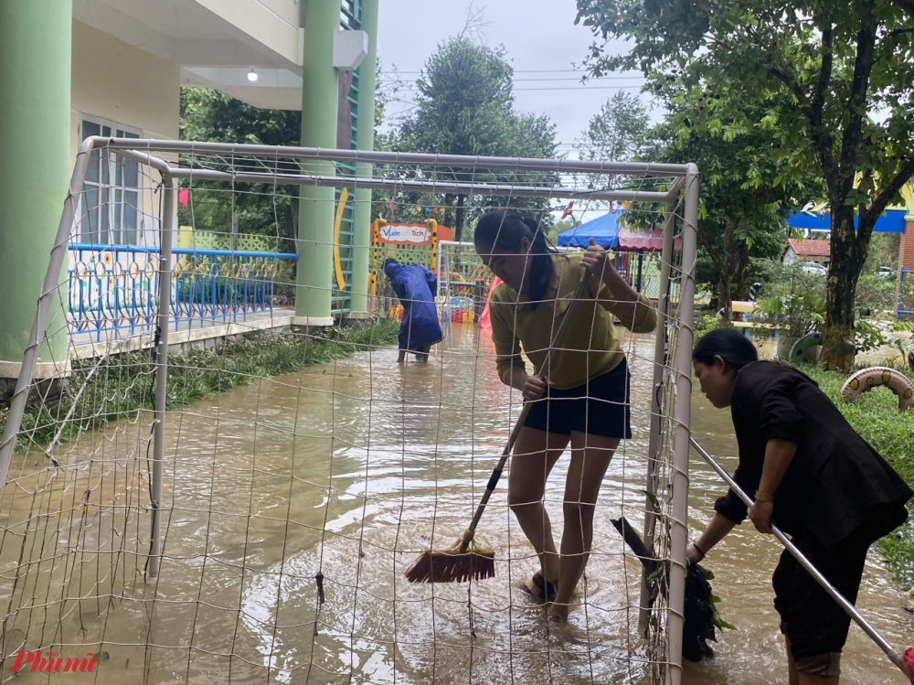 Do địa hình vùng trũng thấp nhất trong các địa phương của Thị xã Hương Thủy nên năm nào  Các cô cũng dọn dẹp bùn non, hết đợt lũ này đến đợt lụt khác. Có năm lũ nhiều  các cô vừa dọn vệ sinh, bùn non xong nước lũ lại lên trở lại