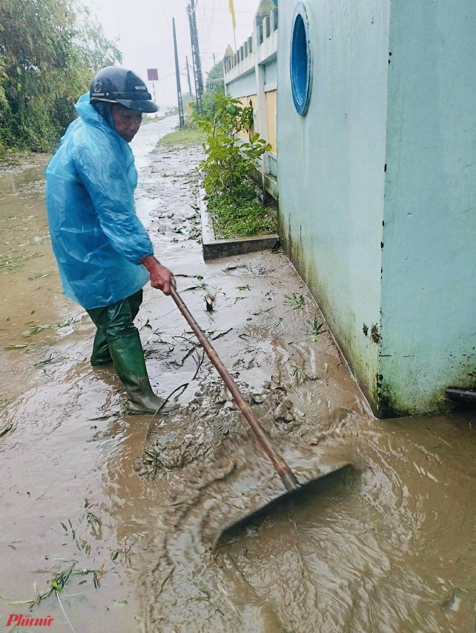 Theo quan sát của phóng viên  nơi đây lượng bùn non khá lớn, các cô phải cần sự giúp đỡ của phụ huynh, nhân viên bảo vệ nhà trường