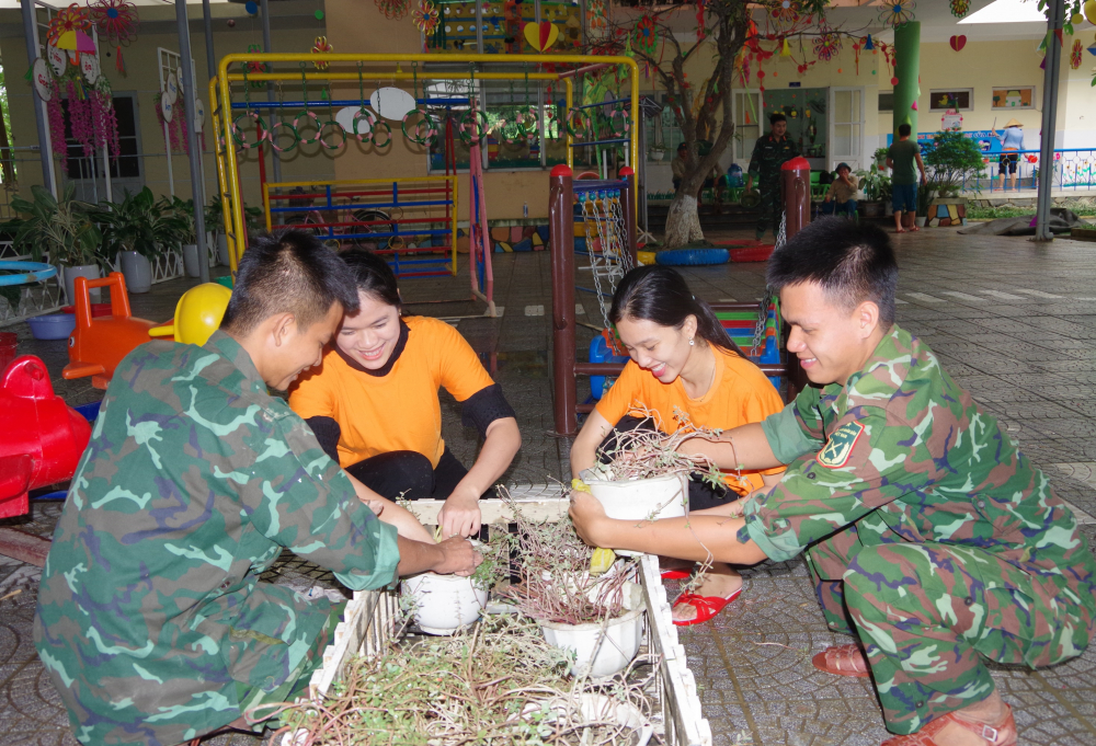 Tranh thủ nghỉ ngơi sau nhiều giờ dọn bùn đất, binh nhất Võ Văn Tâm, chiến sĩ Tiểu đoàn 1, Trung đoàn 6, Bộ CHQS tỉnh bộc bạch: “Với trách nhiệm của người chiến sĩ, chúng tôi luôn sẵn sàng đồng hành cùng các thầy cô giáo để đảm bảo môi trường học tập, ổn định cho các em học sinh”.