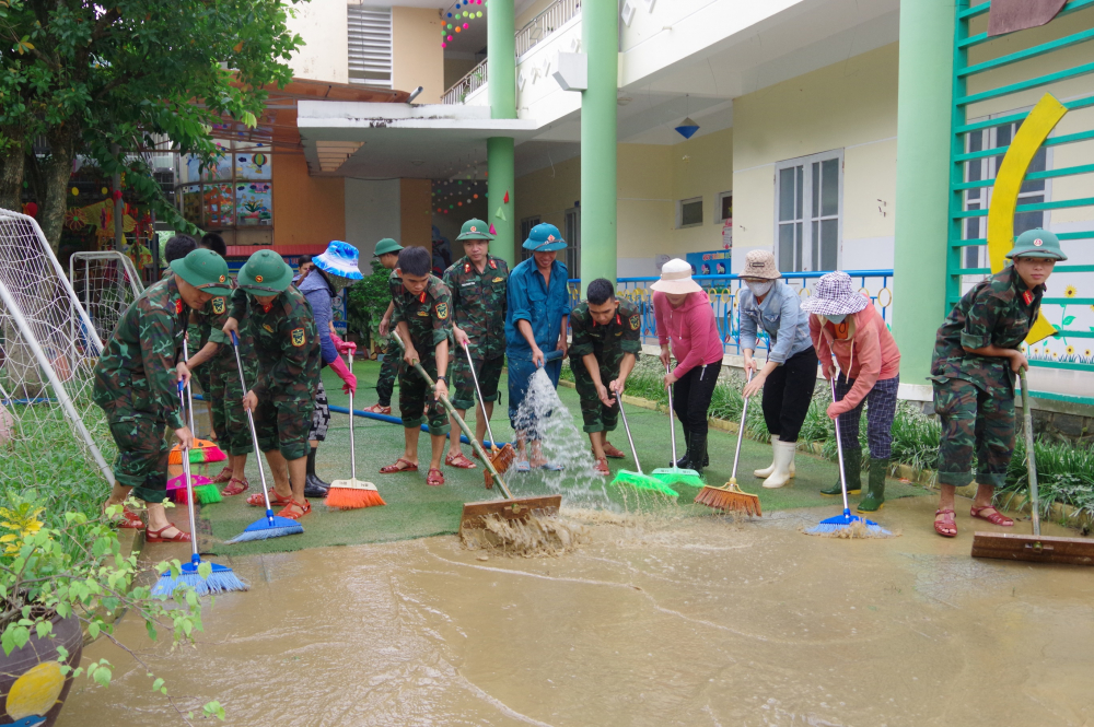 Trường mầm non Thuỷ Thanh 1 (thị xã Hương Thuỷ) là một trong những nơi bị ngập sâu trong đợt mưa lũ vừa qua, nước lũ làm ngập các thiết bị dạy học, khu vui chơi và để lại một lượng lớn bùn đất. Để đồng hành cùng thầy cô giáo, hơn 50 cán bộ, chiến sĩ Trung đoàn 6, Ban CHQS thị xã Hương Thuỷ và lực lượng dân quân địa phương kịp thời có mặt để hỗ trợ làm sạch phòng học, lau chùi bàn ghế và dọn một lượng lớn bùn đất, rác thải.