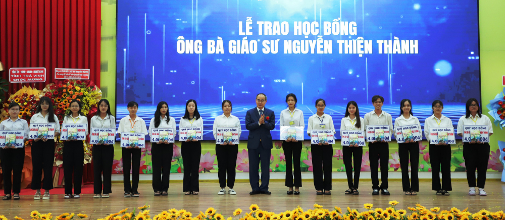 GS-TS Nguyễn Thiện Nhân - nguyên Ủy viên Bộ Chính trị, nguyên Bí thư Thành ủy TPHCM - trao học bổng cho các sinh viên 