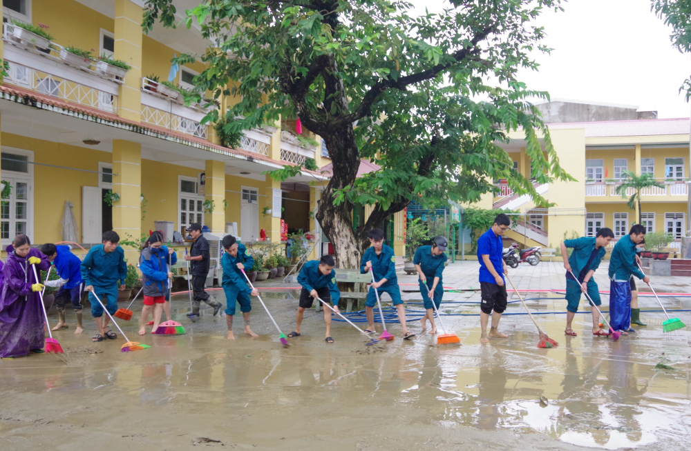 Ngày Nhà giáo Việt Nam 20/11 đã cận kề, song giáo viên của các trường học trên địa phương tại Thừa Thiên Huế vẫn đang tất bật để khắc phục hậu quả khi mưa lũ đi qua. 