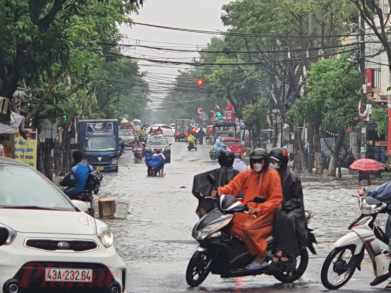 Hệ thống thoát nước lạc hậu, đô thị hoá nhanh...khiến nhiều khu vực ở Đà Nẵng hễ mưa là ngập