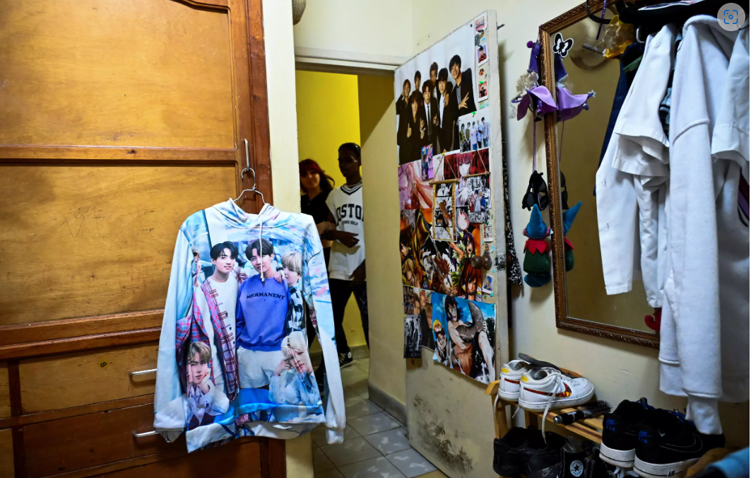 Một góc phòng của cô Samyla Trujillo với nhiều vật dụng mang dấu ấn của các thần tượng K-pop - Ảnh: AFP