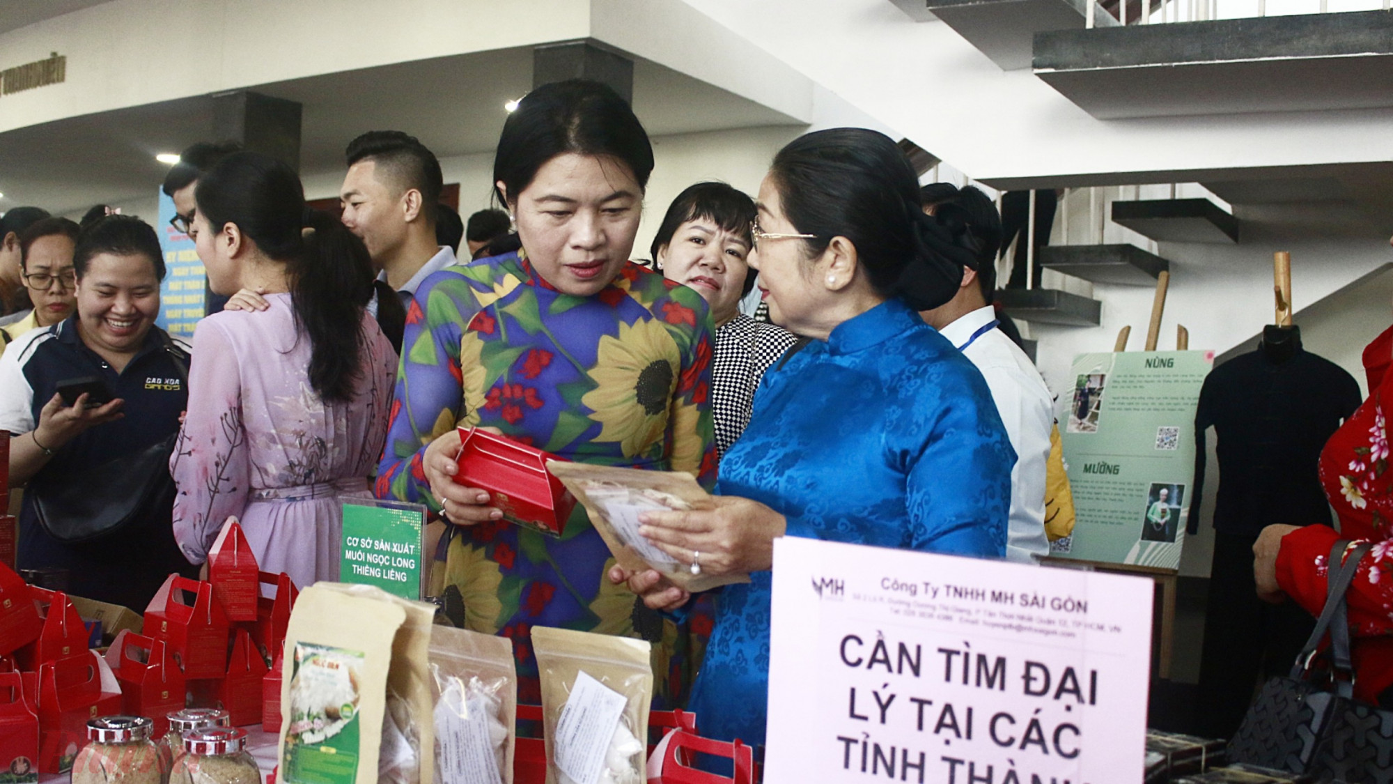 Đại biểu tham quan, mau sắm tại các gian hàng phụ nữ khởi sự, khởi nghiệp 