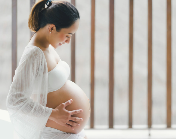 Phụ nữ chạm vào bụng bầu của người phụ nữ khác cũng được coi là có lợi trong việc sinh con. Ảnh: Shutterstock