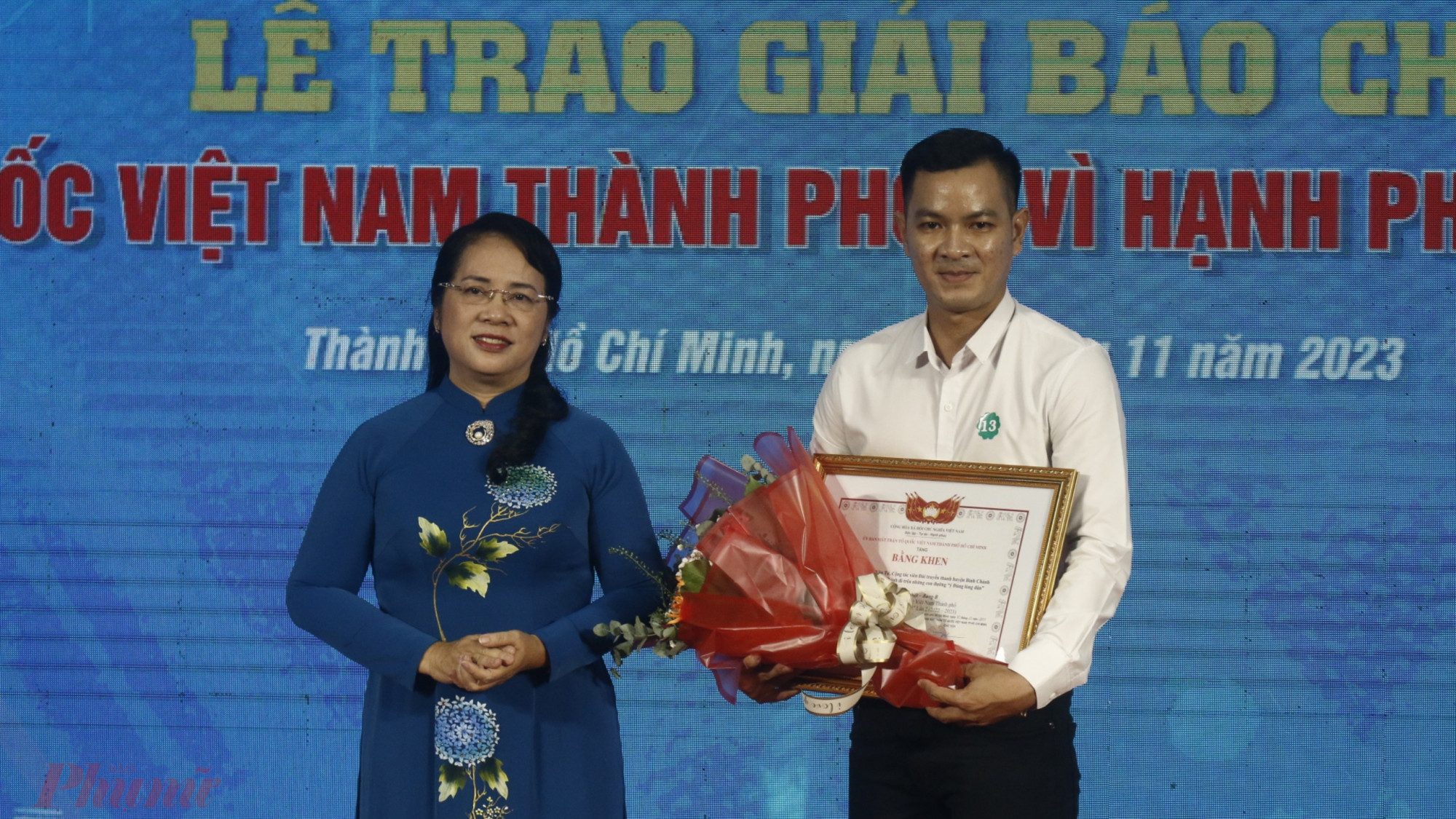 Tác giả Nguyễn Văn Tú (Cộng tác viên Đài truyền thanh huyện Bình Chánh) đạt giải đặc biệt với tác phẩm “Về Bình Chánh đi trên những con đường ý Đảng lòng dân”.