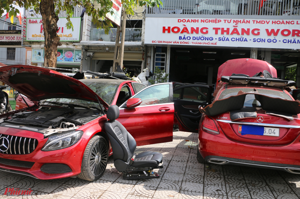 Hiện tại trên đoạn đường Tố Hữu đã hết cảnh nước lụt nhưng nhiều xe ô tô ngập lụt vẫn phải chịu cảnh nằm đường, chờ xe cứu hộ đến 'giải cứu'.