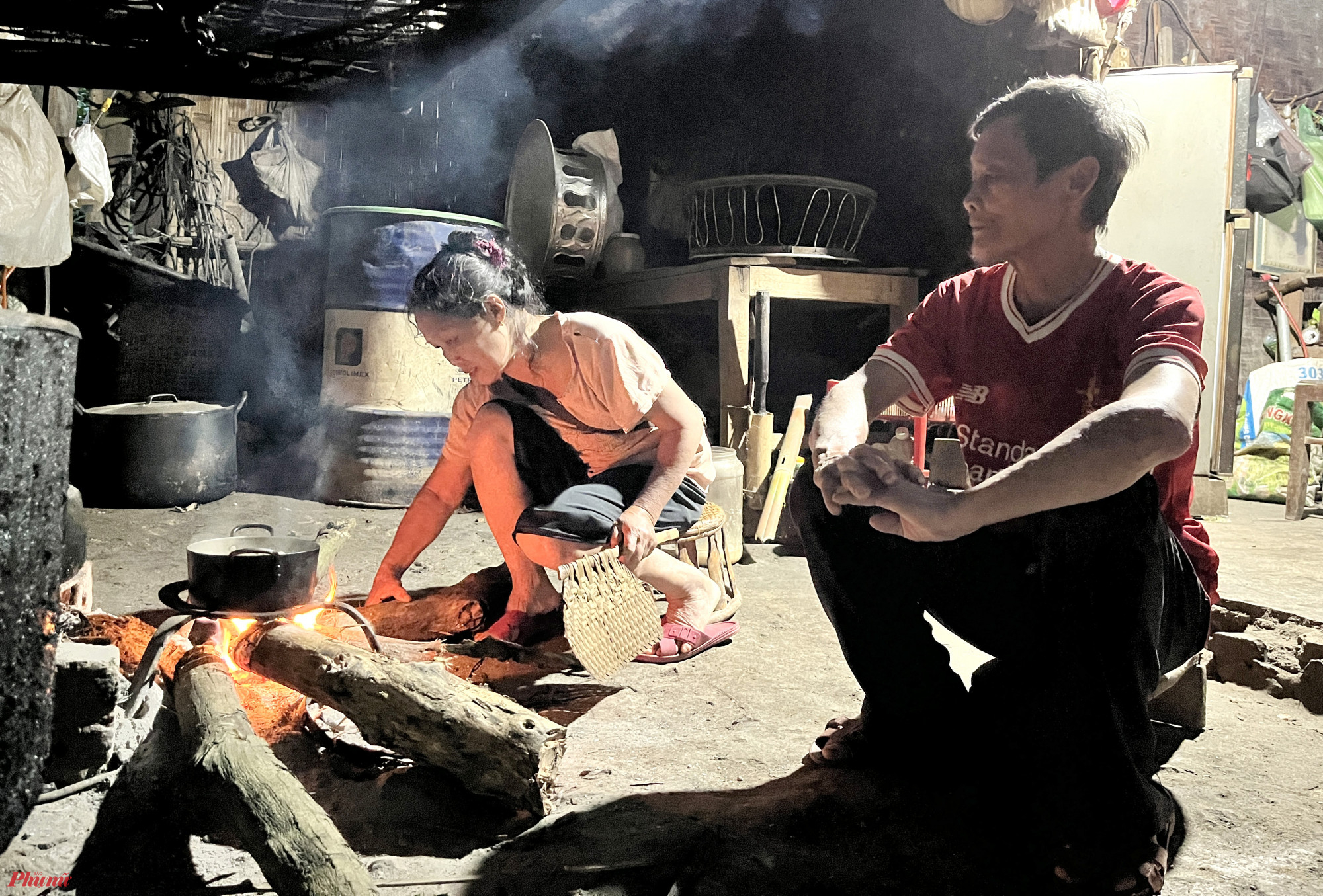 Ông Lương Đại Thắng (72 tuổi) cho biết, ngoài lo sạt lở, nhiều gia đình rời đi nơi khác còn vì kế sinh nhai. Đất ở Khe Ò toàn đá sỏi, không thể cải tạo trồng hoa màu. “Giờ cả khu chỉ còn lại 6 người trong 3 gia đình. Chúng tôi già rồi, cũng mấy lần tính rời đi nhưng vì không có tiền để tìm đất, dựng nhà nên bám trụ lại đây” - ông Thắng nói.