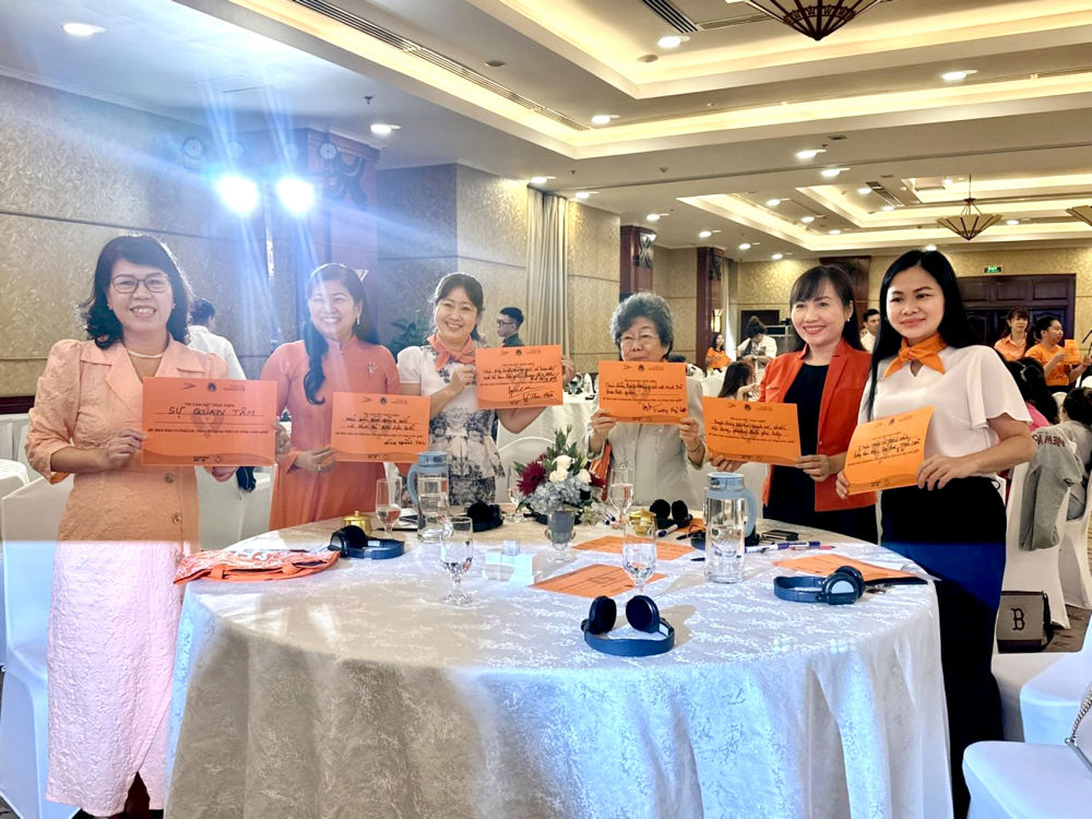 Bà Phạm Thị Vân Anh (bìa phải) - Phó tổng biên tập Báo Phụ nữ TPHCM - cho rằng,  người làm báo liên quan đến các vấn đề giới cần có trái tim thấu cảm - ẢNH: DIỄM TRANG