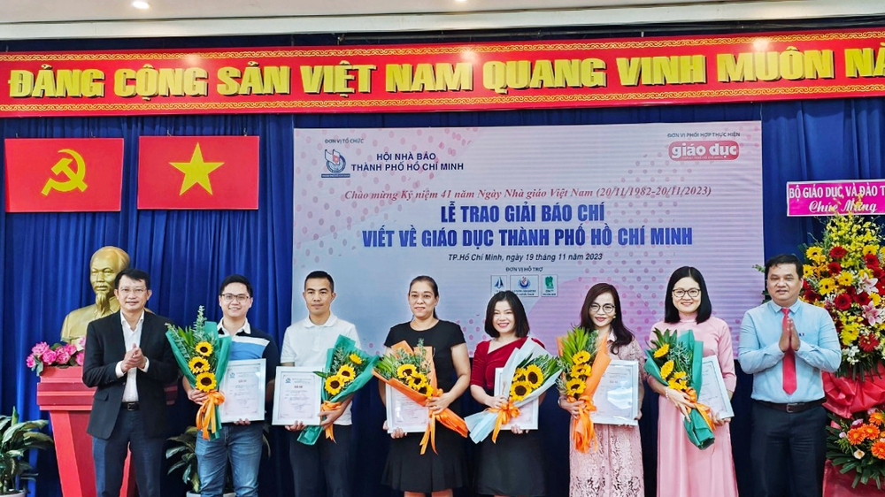 Ban tổ chức trao giải cho các tác giả đoạt giải báo chí Vì sự nghiệp giáo dục TPHCM lần 1 - năm 2023