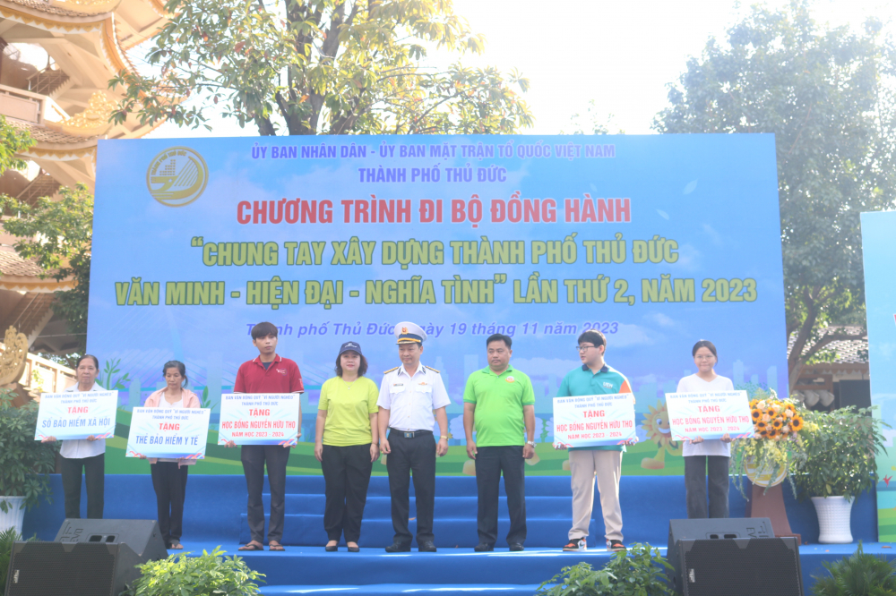 3 em học sinh vượt khó học tốt được tặng học bổng Nguyễn Hữu Thọ và ban tổ chức cũng tặng thẻ bảo hiểm y tế, bảo hiểm xã hội tự nguyện cho 2 hộ dân.  