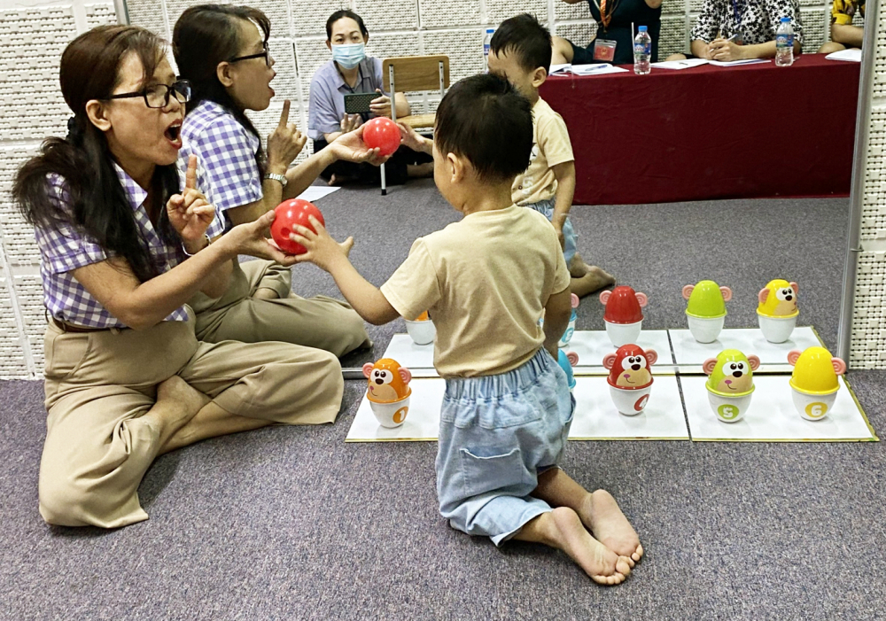 Cô Nguyễn Ngọc Thủy luôn nỗ lực hết mình để giúp học sinh sớm hòa nhập cộng đồng - ẢNH: T.T.