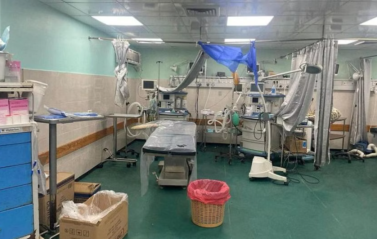 Trong bức ảnh chụp ngày 12 tháng 11, một khu vực phòng mổ tạm thời được nhìn thấy bên trong bệnh viện Al-Shifa. ẢNH: REUTERS