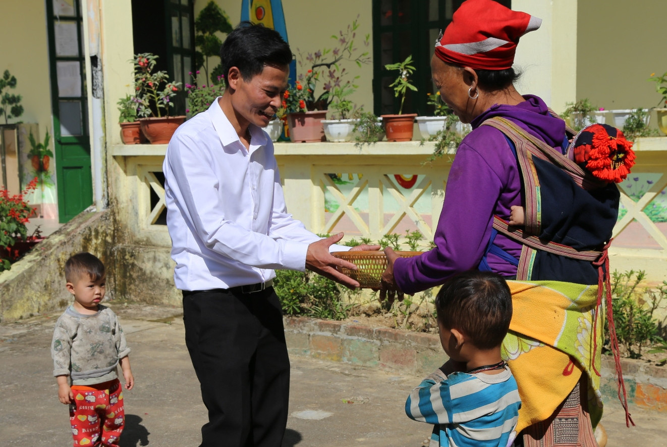 Người dân Bản Kim A mang nông sản đến tặng thầy Thắng.