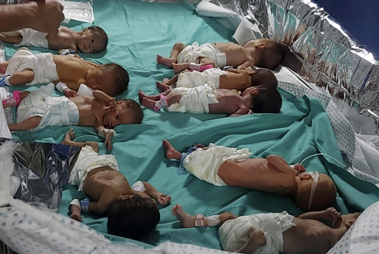 Bức ảnh do Tiến sĩ Marawan Abu Saada công bố cho thấy những đứa trẻ Palestine sinh non tại Bệnh viện Shifa ở Thành phố Gaza