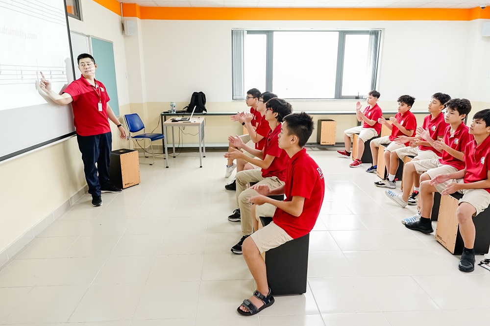 Ngoài giây phút tỏa sáng trên sân khấu, thầy cô Royal School vẫn tích cực nuôi dưỡng tình yêu âm nhạc cho học trò qua giờ học - Ảnh: Royal School