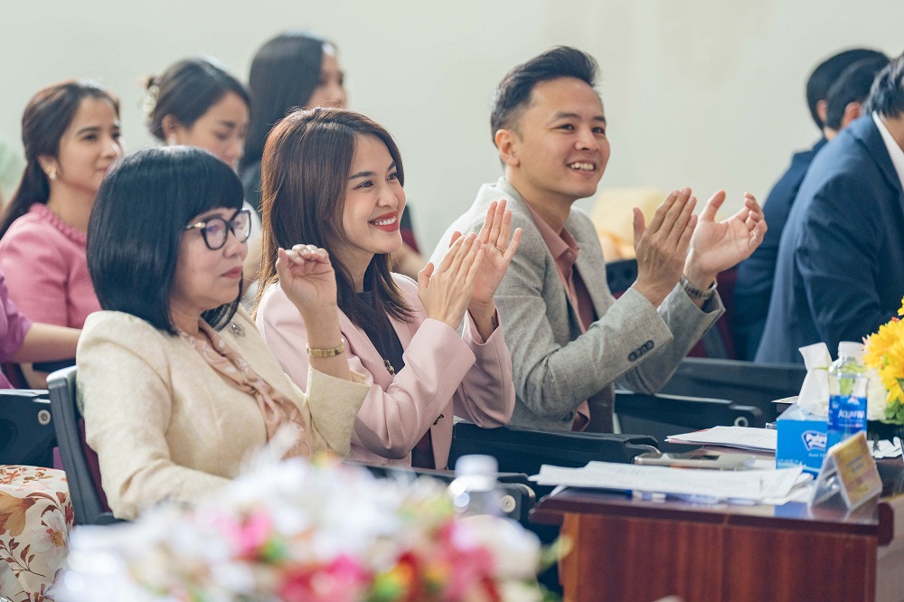 Giám khảo Tú Vi - Văn Anh hào hứng khi thưởng thức phần thi của các thầy cô Royal School - Ảnh: Royal School