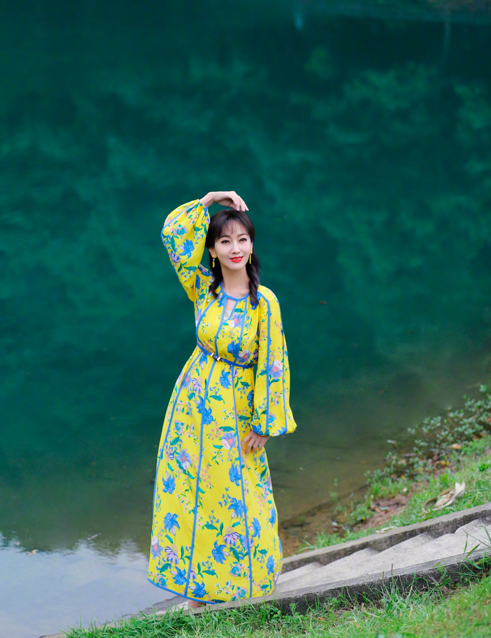 Đầm hoa là một trong những lựa chọn hàng đầu của Triệu Nhã Chi để vẻ ngoài luôn trông ngọt ngào, nữ tính. 